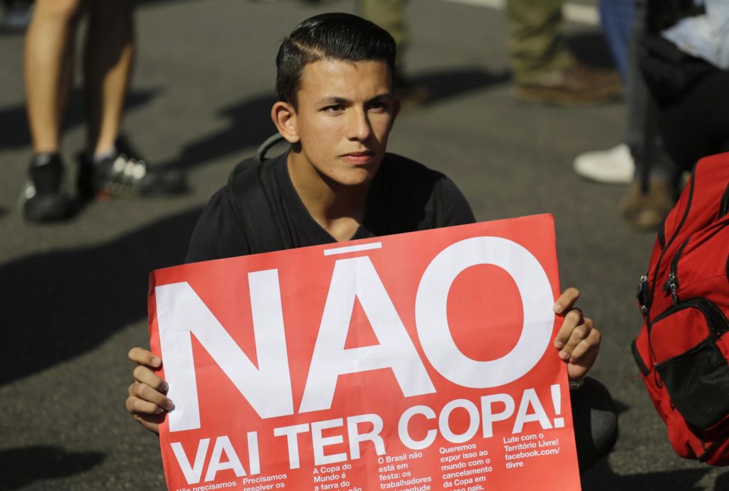 Mondiali 2014, proteste a Sao Paulo per l'inizio della Coppa del mondo