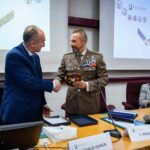 6. Stetta di mano tra il Rettore e il Comandante dell’Artiglieria