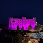 Castello di Bracciano illuminato di magenta per la campagna eseo
