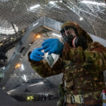 4. Operatore CBRN durante il campionamento di un oggetto contaminato