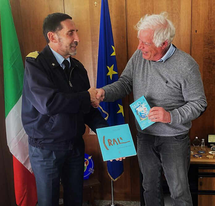 Il Comandante dell'Aeroporto di Vigna di Valle, Colonnello Dario Bovino, all'esposizione delle opere di Tullio Crali