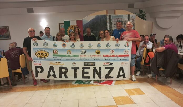 L'equipaggio del Vespa Club Anguillara Sabazia con lo striscione della partenza ricevuto come premio ricordo