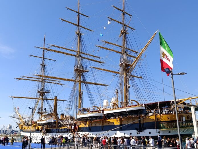 nave scuola Amerigo Vespucci ormeggiata a Civitavecchia