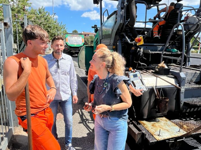 la sindaca in un sopralluogo nel piano asfalti