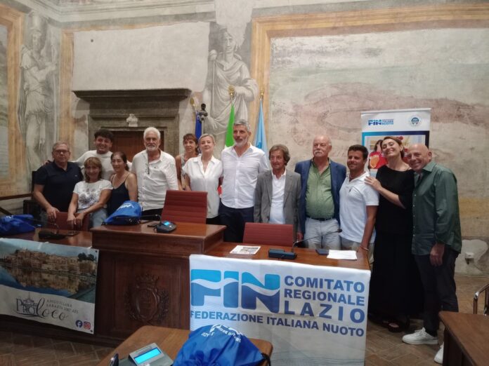 conferenza stampa nella sala consiliare