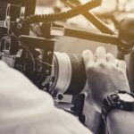 9 close-up-di-un-uomo-che-usa-la-telecamera