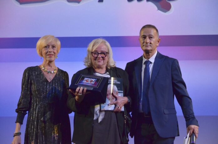 Liliana Lo Vecchio ritira il premio