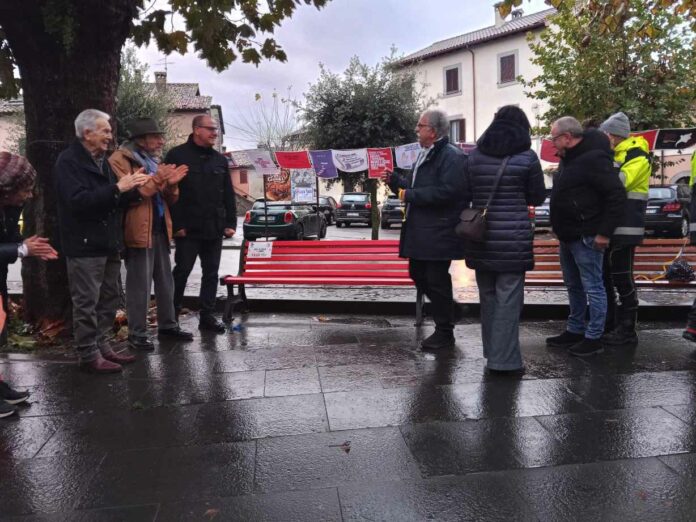 inaugurazione panchina rossa a Canale