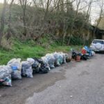 Fila di sacchi sulla strada