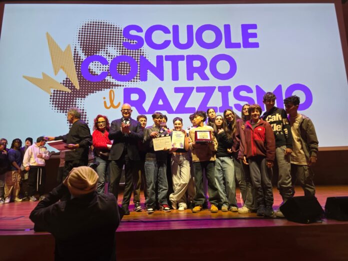 premiazione scuola contro razzismo