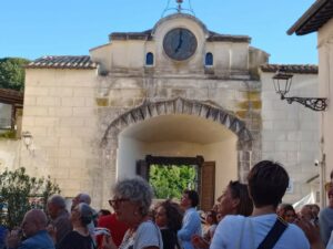 altra gente sotto l'orologio