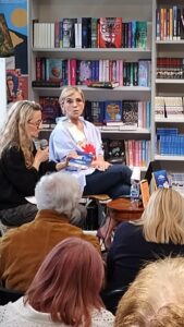 concita con la presentatrice seria
