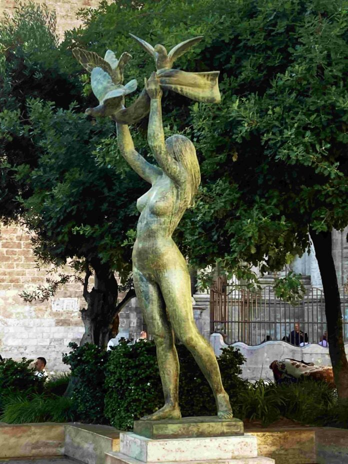 Plaza de la reina - La pace e la concordia sono figlie della ragione e della mente J.I. Vives - monumento ai caduti per terrorismo