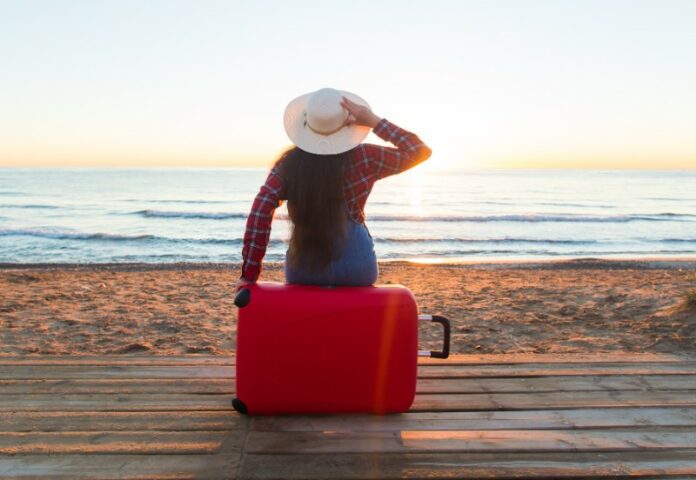 donna valigia spiaggia