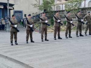 militari con fucili