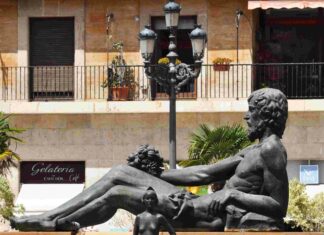 Plaza de la virgen - il fiume Turia e figure per i canali di irrigazione