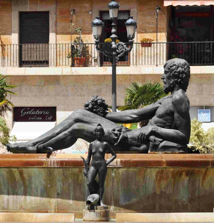 Plaza de la virgen - il fiume Turia e figure per i canali di irrigazione