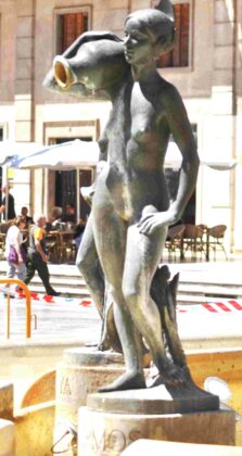 Plaza de la virgen - il fiume Turia e figure per i canali di irrigazione