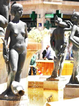 Plaza de la virgen - il fiume Turia e figure per i canali di irrigazione