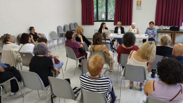 pubblico di spalle