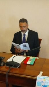 sindaco che legge