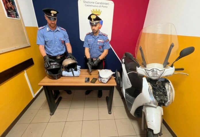 bracciano il materiale, la pistola e lo scooter sequestrati dai carabinieri