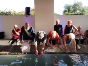 sindaco con pochi in acqua