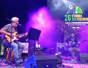 flaco e bassista seduto