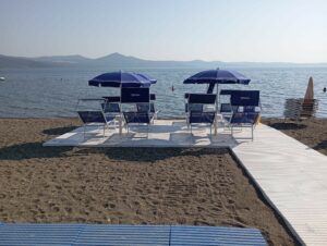 ingresso spiaggia di spalle