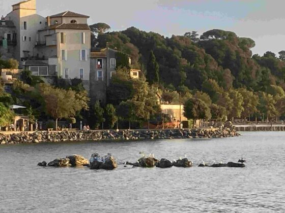 Anguillara Sabazia - resti dell'antico faro, scogli dei due soldati